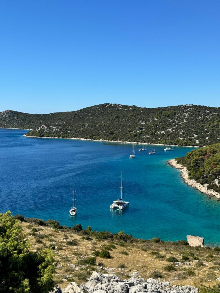 Katamaran Eragon vor Anker in einer geschützten Bucht
