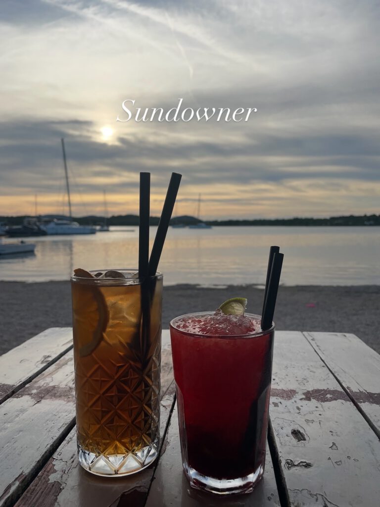 Sundowner mit Blick auf das ruhige Meer