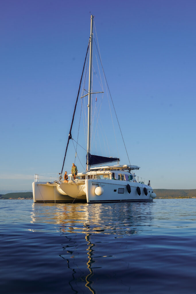 Ruhige Meeresstimmung während eines Segelurlaubs in Kroatien