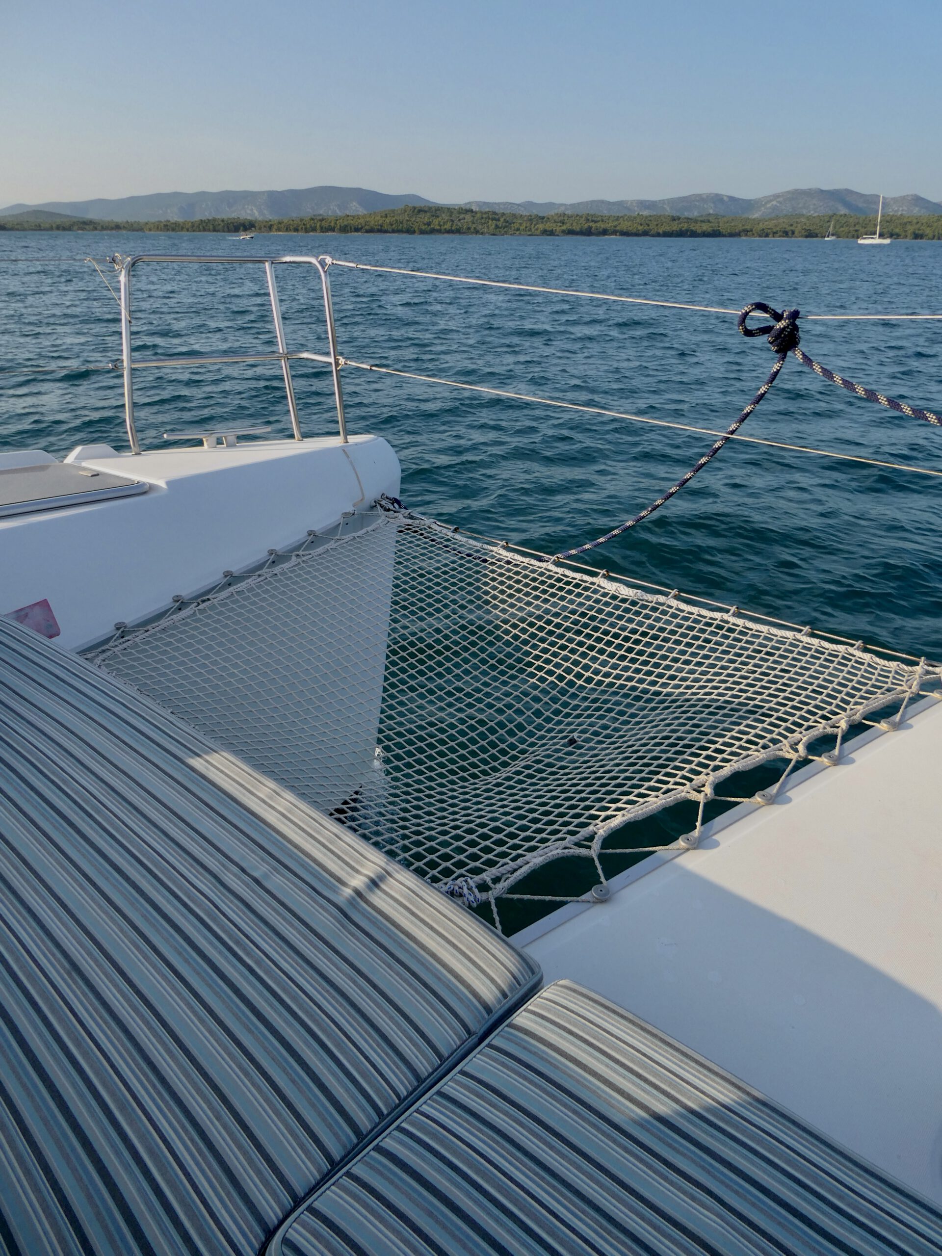 Großzügiger Außenbereich des Katamarans Eragon mit viel Platz zum Entspannen Liegeflächen und Bugnetz des Katamarans Eragon für entspannte Stunden