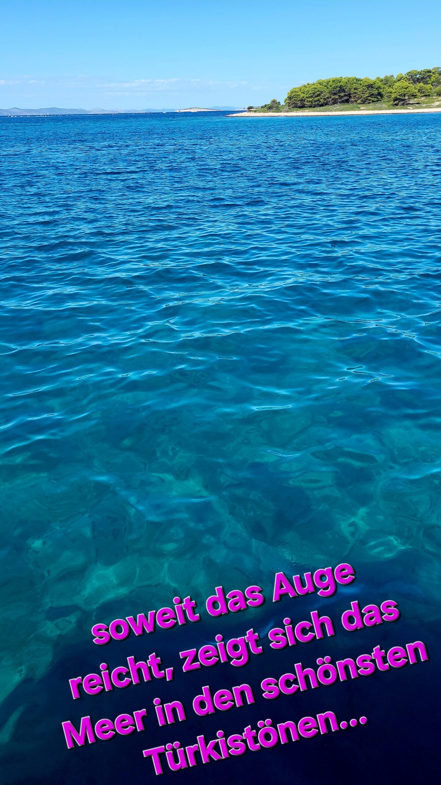 Gast genießt türkisfarbenes Meer und entspannte Stimmung während des Segelurlaubs