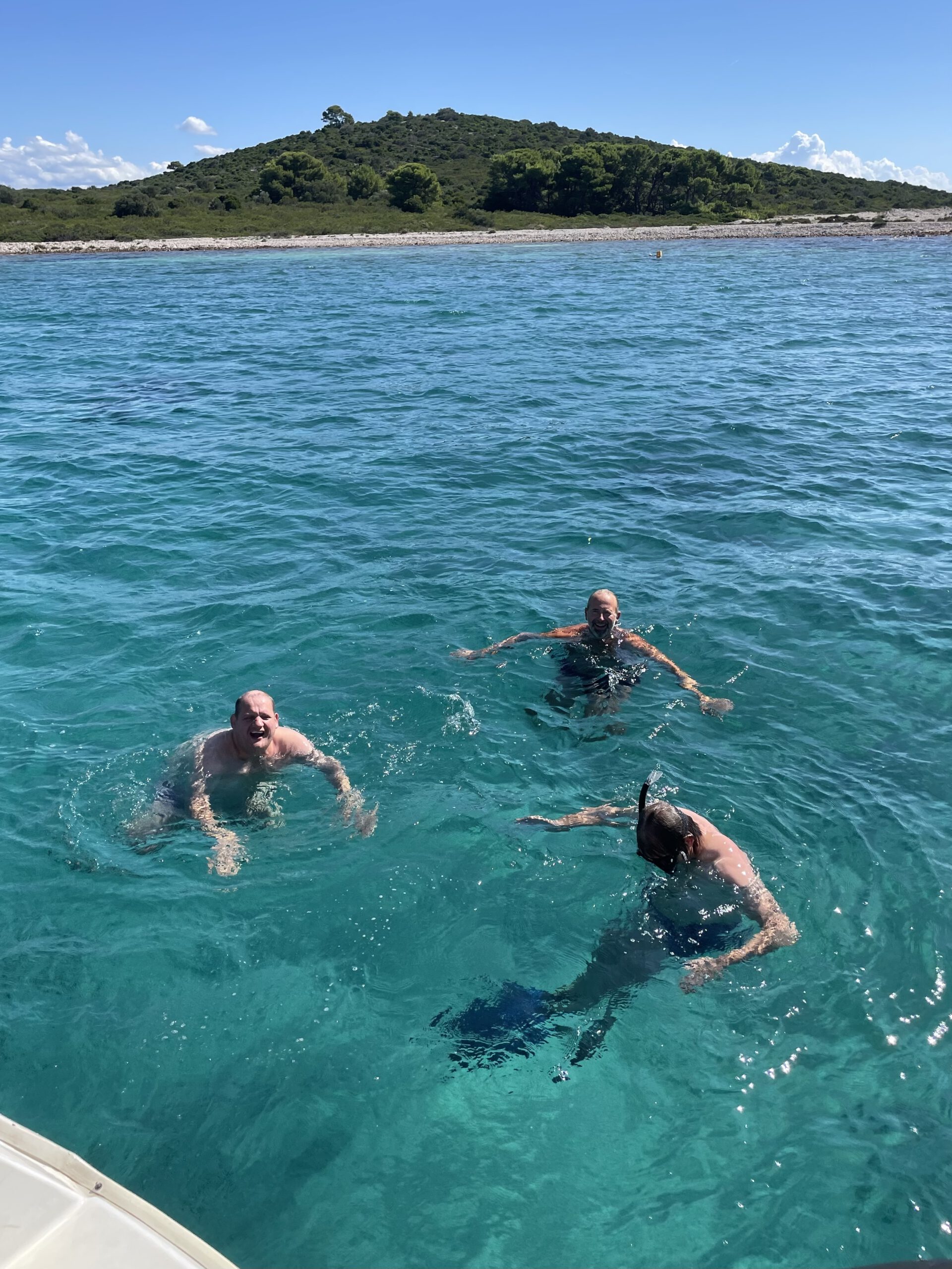 Gäste schwimmen und schnorcheln im türkisfarbenen Meer in Kroatien