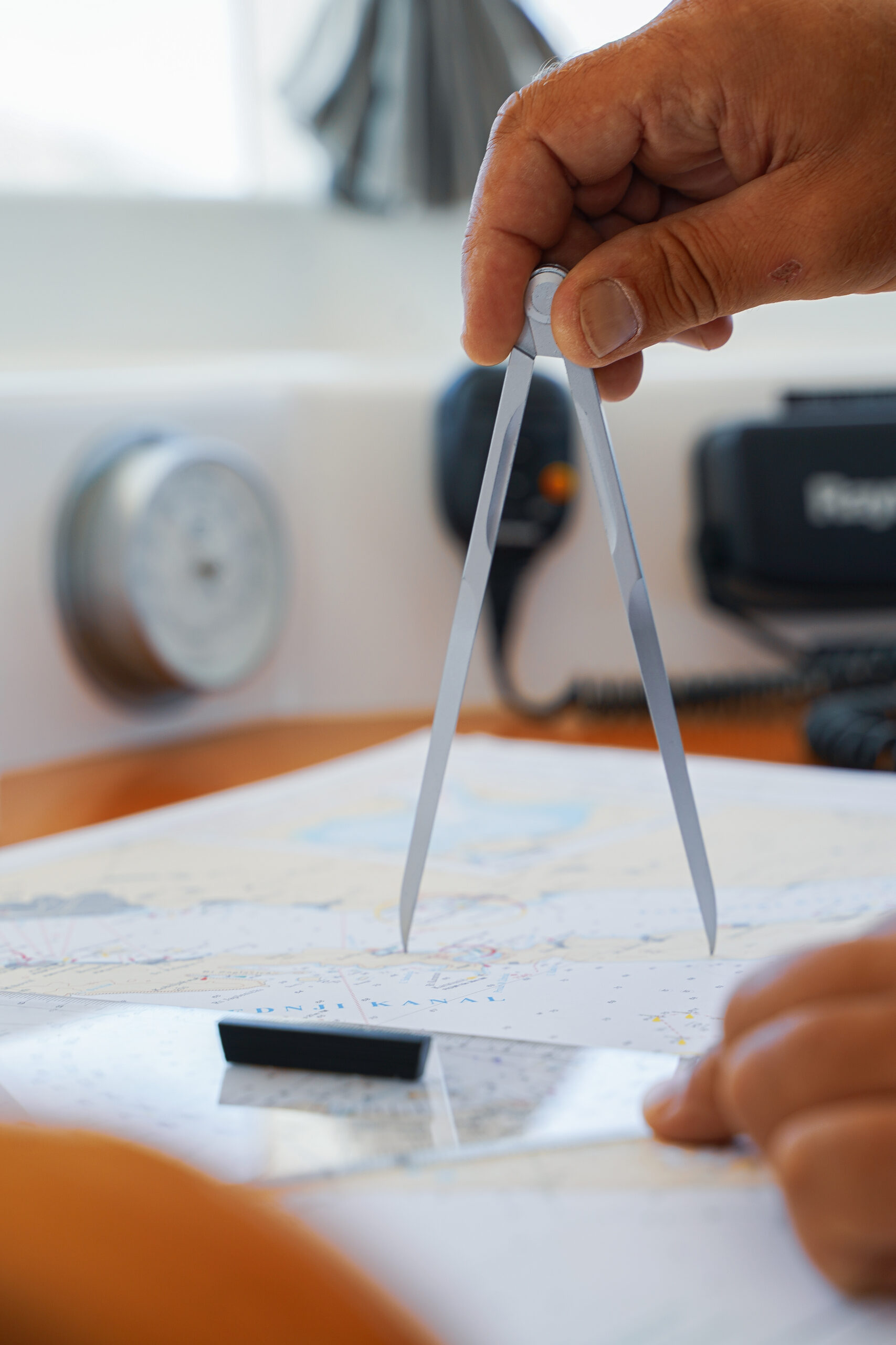 Moderner Steuerstand und Navigationssystem auf dem Katamaran Eragon